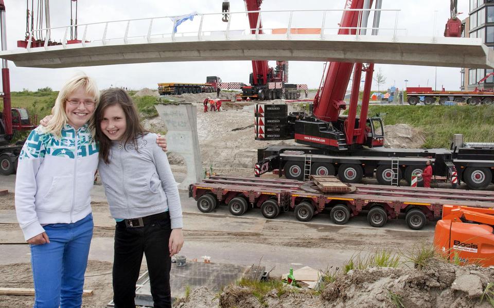 Femke en Kelsy bij de brug in aanbouw, 2009.