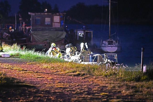 Dode en zwaargewonde bij explosie en brand op plezierboot Drontermeer