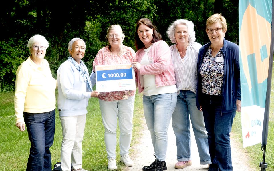 De cheque werd in ontvangst genomen door coördinator Janine Buschman en vrijwilligster en mede-initiatiefnemer Wilma Zandbergen.