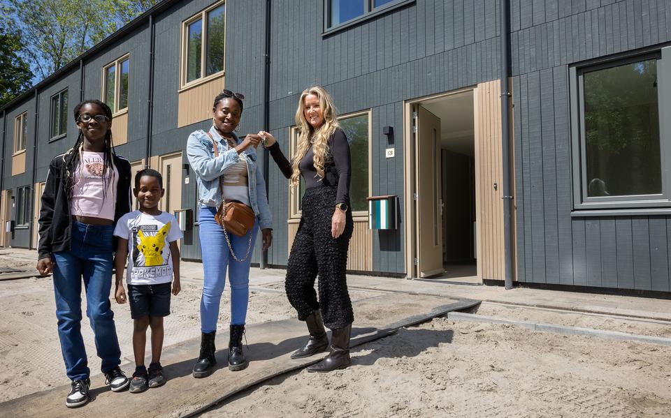 Overhandiging van de sleutels door Centrada aan mevrouw Burnett, één van de nieuwe bewoners.