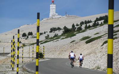 Jaarlijks gaan honderden mensen de uitdaging aan om voor het goede doel hardlopend, wandelend of fietsend de Mont Ventoux te beklimmen.
