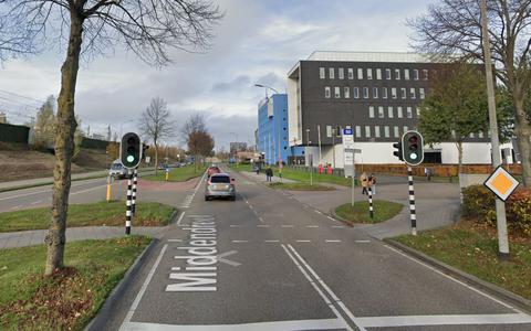 De verkeerslichten bij de oversteek op de Middendreef naar Het Ravelijn zijn aan vervanging toe.