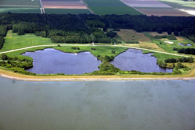 Duitsers bliezen een polderdijk op: Wieringermeer onder water