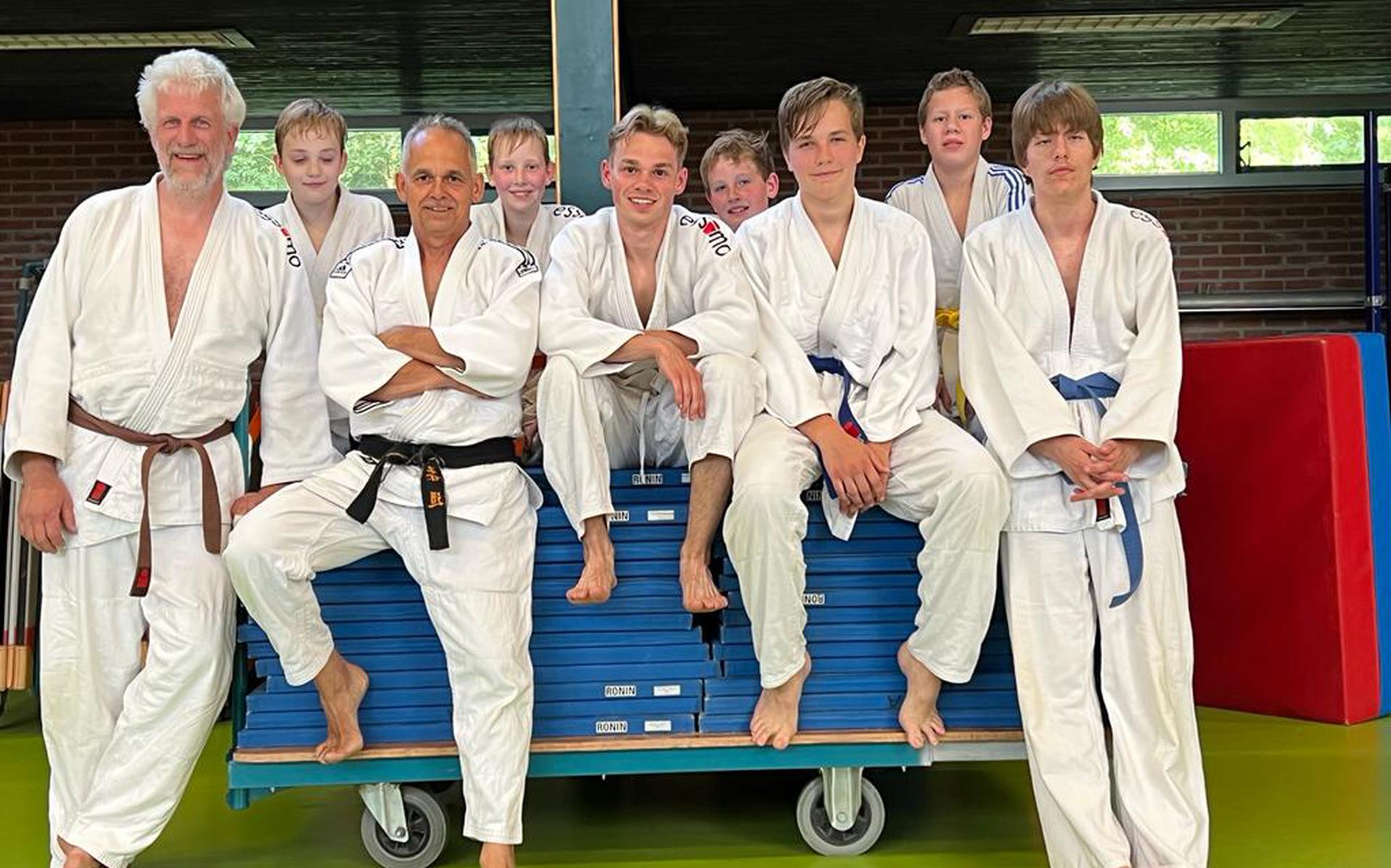 Ronald Dohmen (derde van links) tijdens zijn laatste dag als trainer bij ASVD Judo.