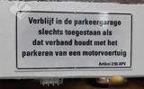 Sinds een aantal dagen hangen deze bordjes bij de ingangen van de pakeergarage aan de Schouwstraat.