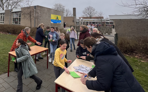 Leerlingen laten hun deelnemerskaart van een aantekening voorzien.