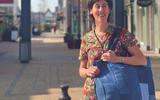 Ester Basemans met duurzame tas, gemaakt van oude spijkerbroeken.