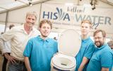 Matthijs Meijer (Horizon), Joram Wessels en Kjell Roskam (studenten Windesheim) en Daniël Vandy van Ecosave presenteren het eerste waterloze toilet voor op boten.