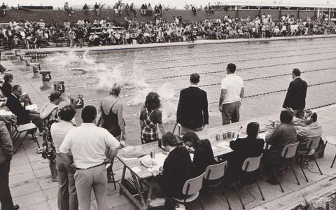 De eerste zwemwedstrijd - omstreeks 1972 - in het toenmalige openluchtbad De Houtrib.