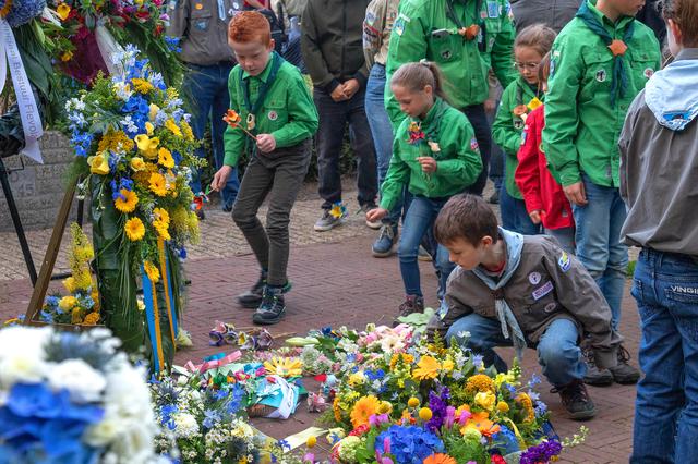 Jongeren en veteranen vormen spil bij Dodenherdenking in Lelystad