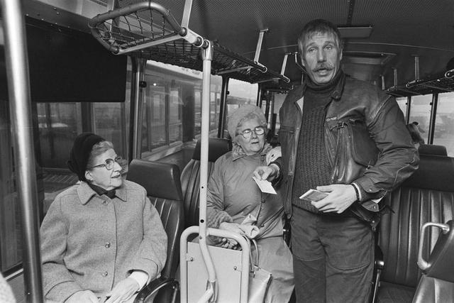 Bekende Lelystedeling Ted de Braak verrast busreizigers op route Lelystad-Amsterdam in 1984