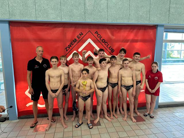 Waterpoloërs Houtrib triomferen in eigen huis
