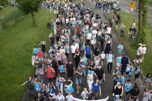 Avondvierdaagse Lelystad ondanks dreigend onweer succesvol afgesloten met feestelijke intocht