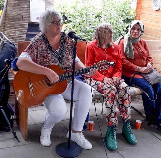 ‘Ons Moestuintje’ verbindt al 5 jaar kunstliefhebbers in Lelystad