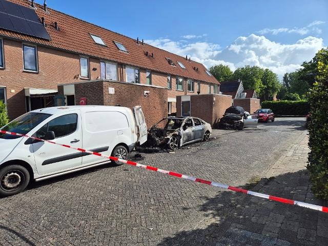 Brandstichting in Dronten: politie zoekt getuigen na forse autobrand aan Mergelland