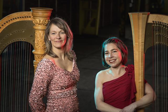 Merel en Mirjam zetten hun harpen in de schijnwerpers