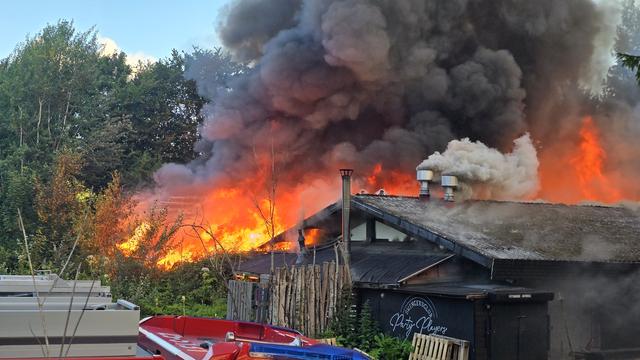 Grote brand legt voormalige parenclub in Lelystad in de as