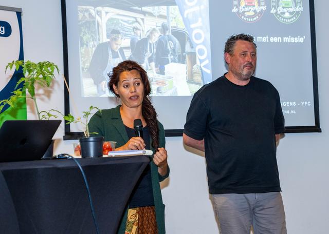 Lelystadse Uitdaging viert 10 jaar met succesvolle jubileumacties: sociaal pizzarestaurant en bloeme