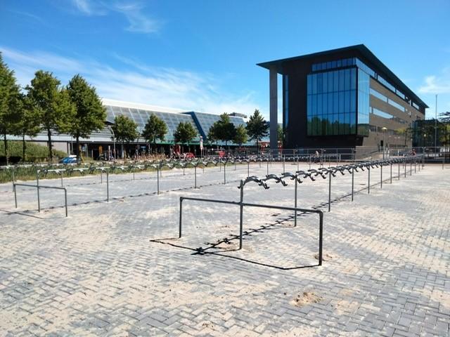 Tijdelijke fietsenstalling bij station Lelystad is klaar