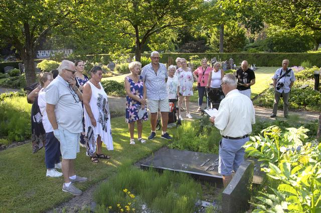 Stilte, verhalen en verbinding: jubileumwandeling over Lelystadse begraafplaats raakt deelnemers