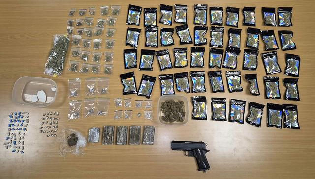 Drugs en vuurwapen aangetroffen in woning Lelystad, twee aanhoudingen