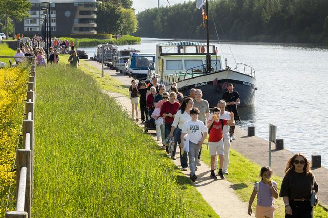 Wandelaars Avondvierdaagse Biddinghuizen lopen naar het mooie weer toe