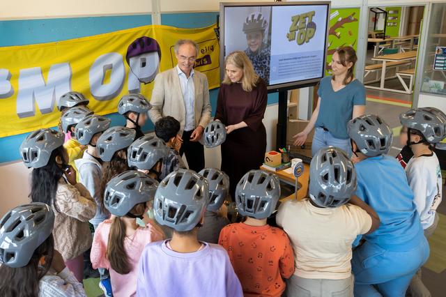 Flevoland zet ‘m op: provincie stimuleert fietshelm met actie en gastlessen