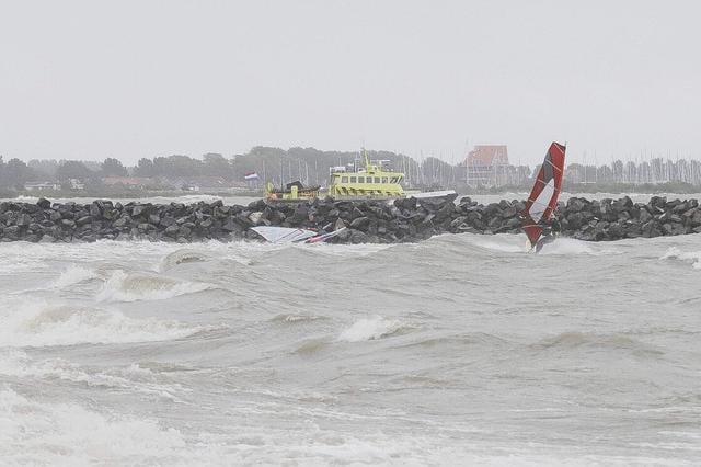 KNRM waarschuwt voor onnodige zoekacties door verloren surfmateriaal