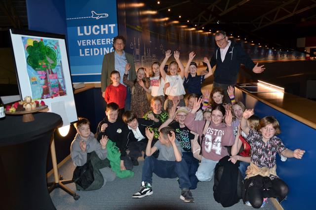 Schoolklas uit Dronten opent nieuwe luchtverkeersleidingsexpositie in Aviodrome