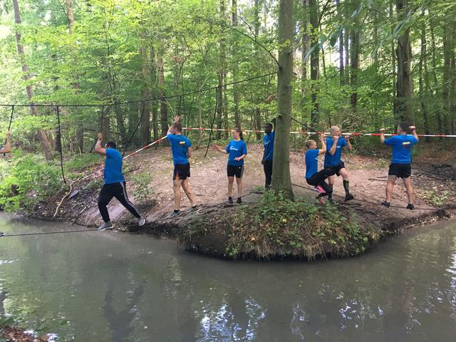 Inschrijving geopend voor BedrijvenMudRun in Lelystad: modder, teamwork en plezier in het Beleveniss