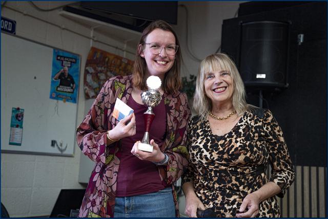 Stephanie van Baggum wint Poetry Slam Lelystad 2026