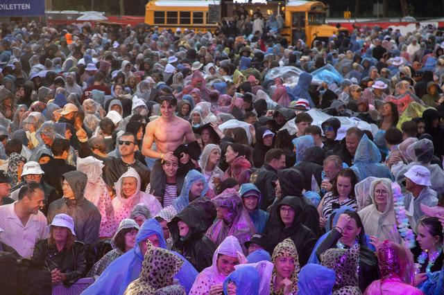 Publiek trotseert regen bij Jordaan in de Polder in Lelystad: eerste avond groot succes