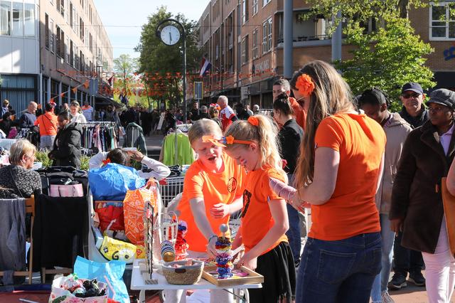 Lelystad viert Koningsdag met zonovergoten vrijmarkt en drukbezochte Koningsnacht