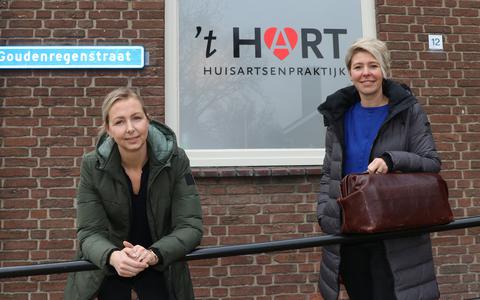 Huisarts Anja Korf met haar assistent Esther de Vries bij de praktijk. De Emmeloorder huisartsen nemen geen nieuwe patiënten meer aan. 