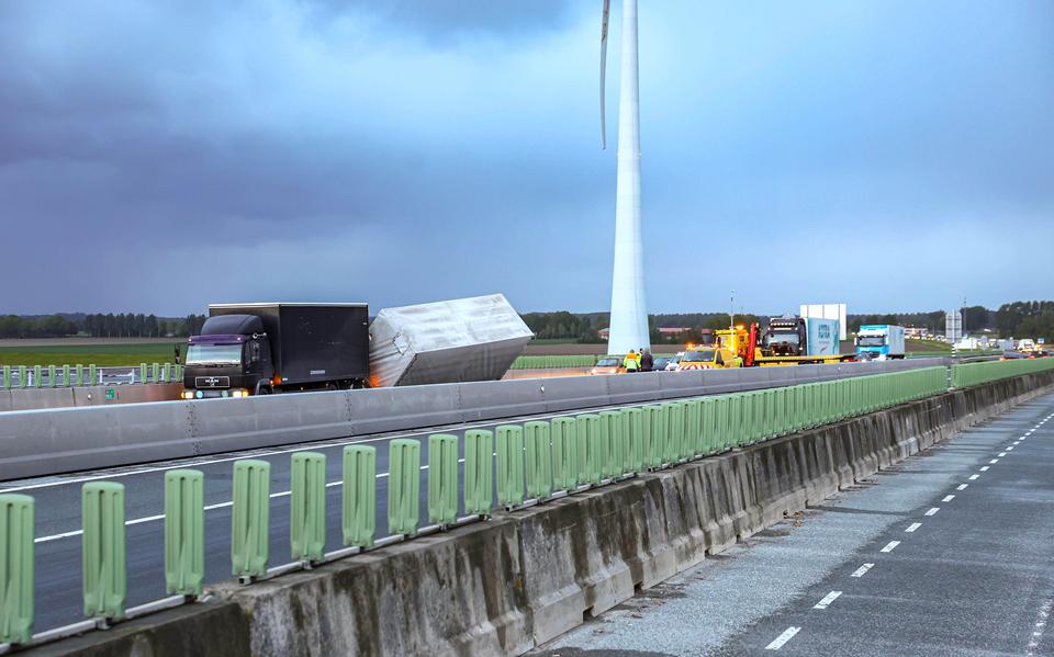 De aanhanger moest door een berger weer op zijn wielen worden gezet. Dat ging moeizaam vanwege de harde wind.
