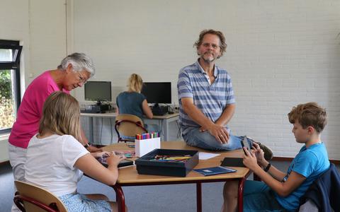 Schoolleiders Harry Haasjes en Bea Hanemaaijer met enkele leerlingen van de particuliere school Polderwijs in Nagele die in september 2022 officieel opende.